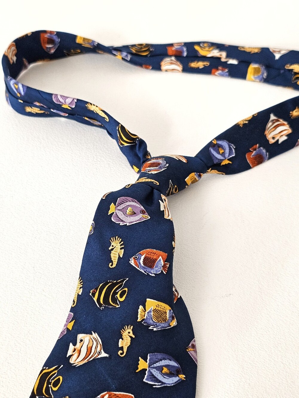 Vintage Alynn Tropical Fish Silk Necktie Navy Blue Aquarium Novelty Tie - Picture 3 of 9